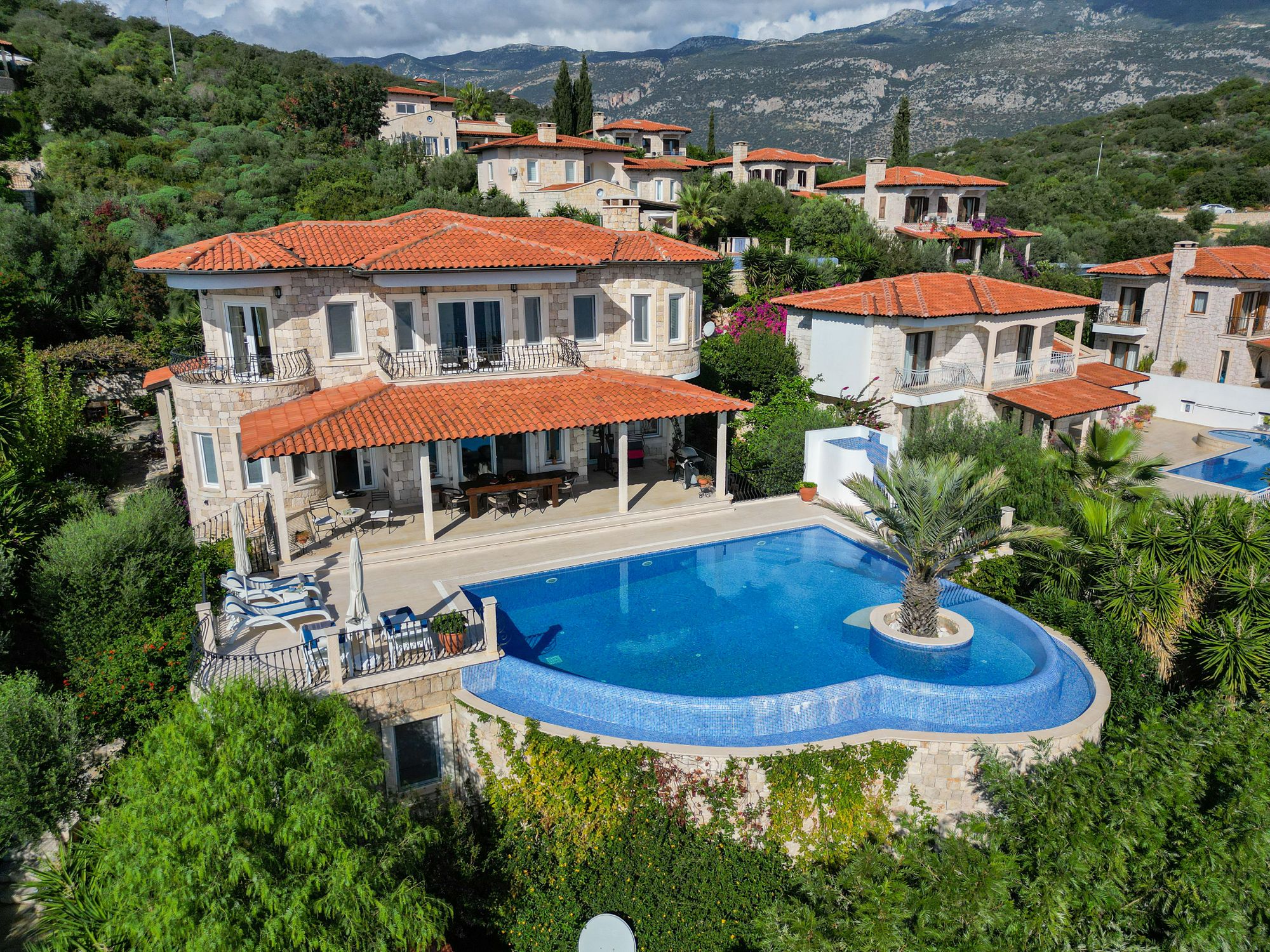 A villa with an infinity pool overlooking mountains